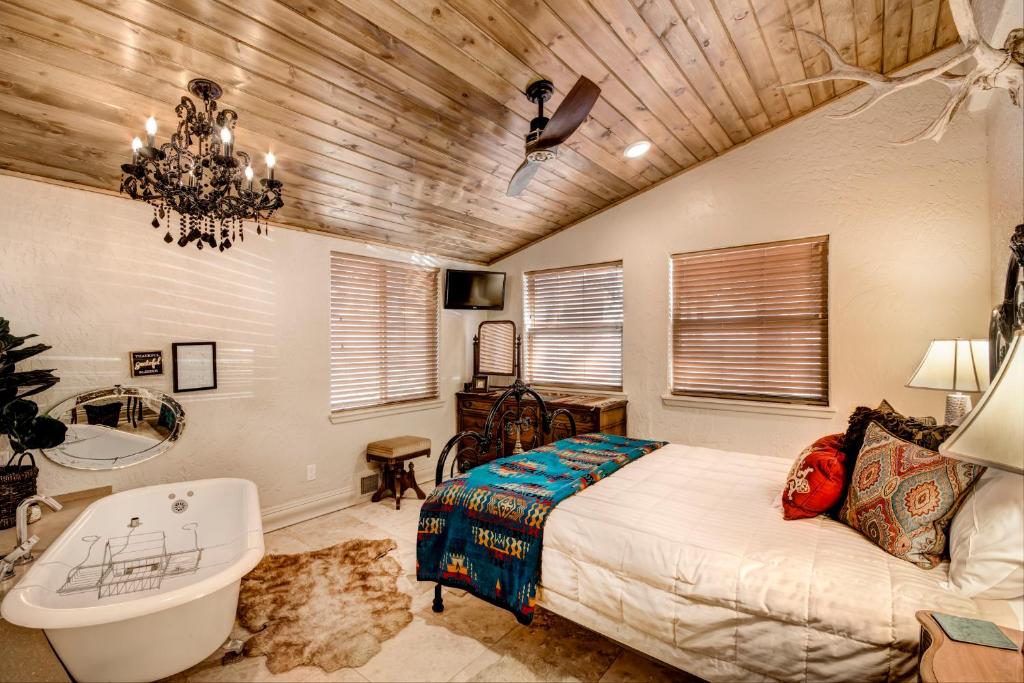 Bear Paw, 3 Bedrooms,Hot Tub, Pets Welcome, Fireplace, WiFi, Sleeps 8 photo