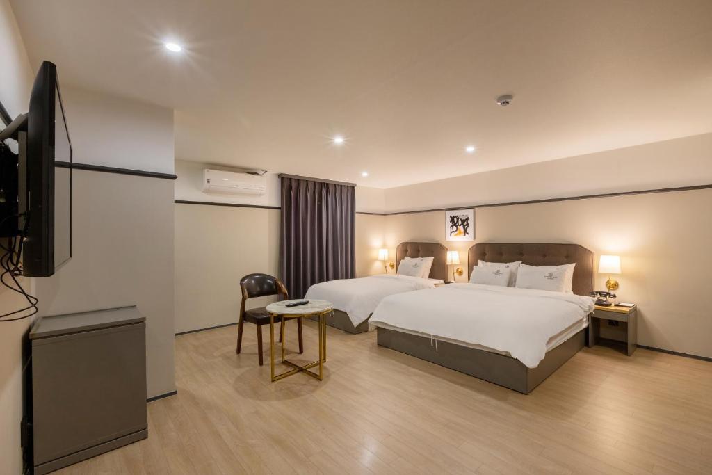 Brown-Dot Hotel Minam photo