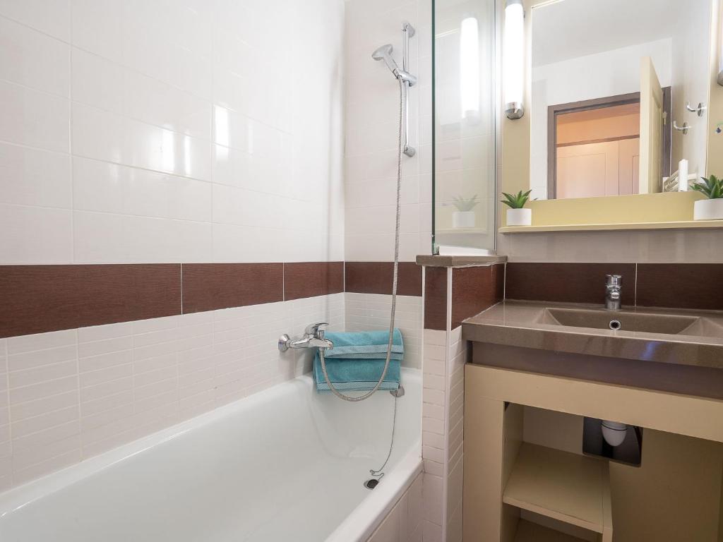 Apartment L'Esquinade - P6 323- place des pêcheurs by Interhome - 5
