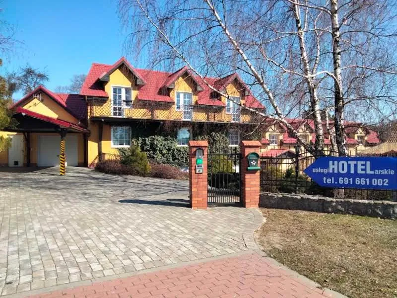 Zajazd Restauracja Machliny，位于Machliny的酒店