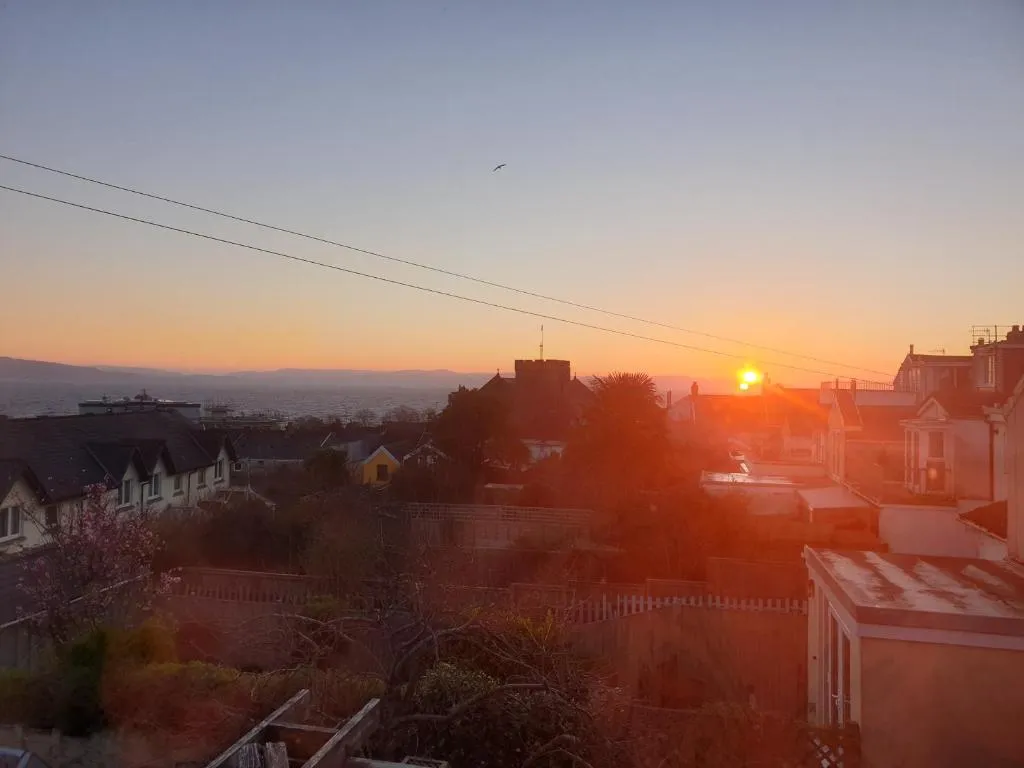 Inalong - Quirky property with sea views above an Ale House, hotel in The Mumbles