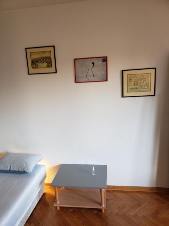 Cozy room in appartment, with shared bathroom,downtown Belgrade photo