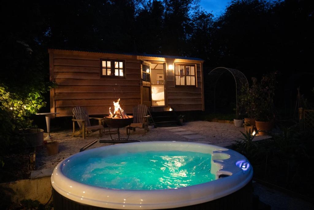 Luxury, rural Shepherds Hut with hot tub nr Bath, Bristol