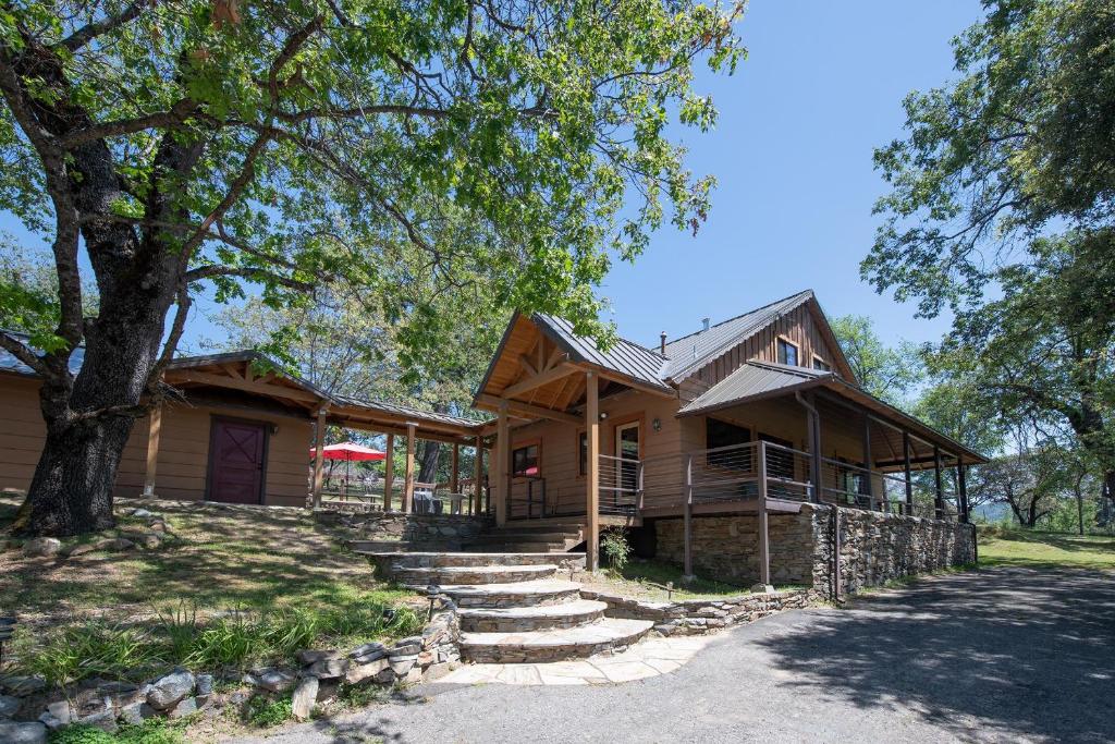 Sierra Base Camp — Hotel in Oakhurst (CA)