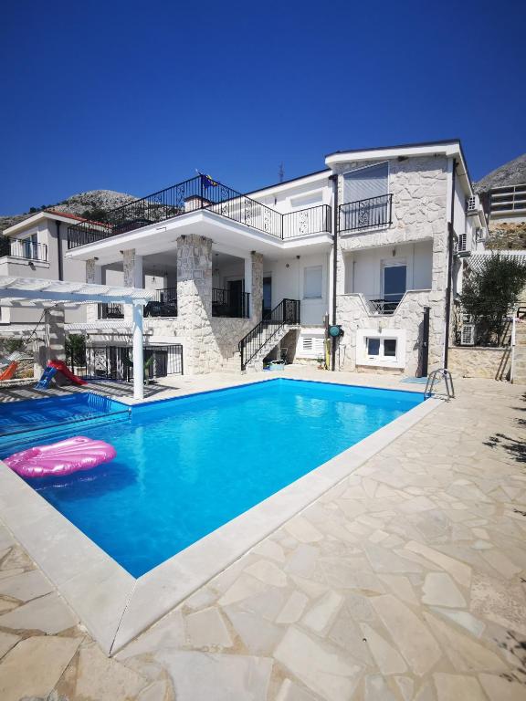 Villa BOSNA proche Dubrovnik piscine privative, Jacuzzi — Hotel in Ivanica