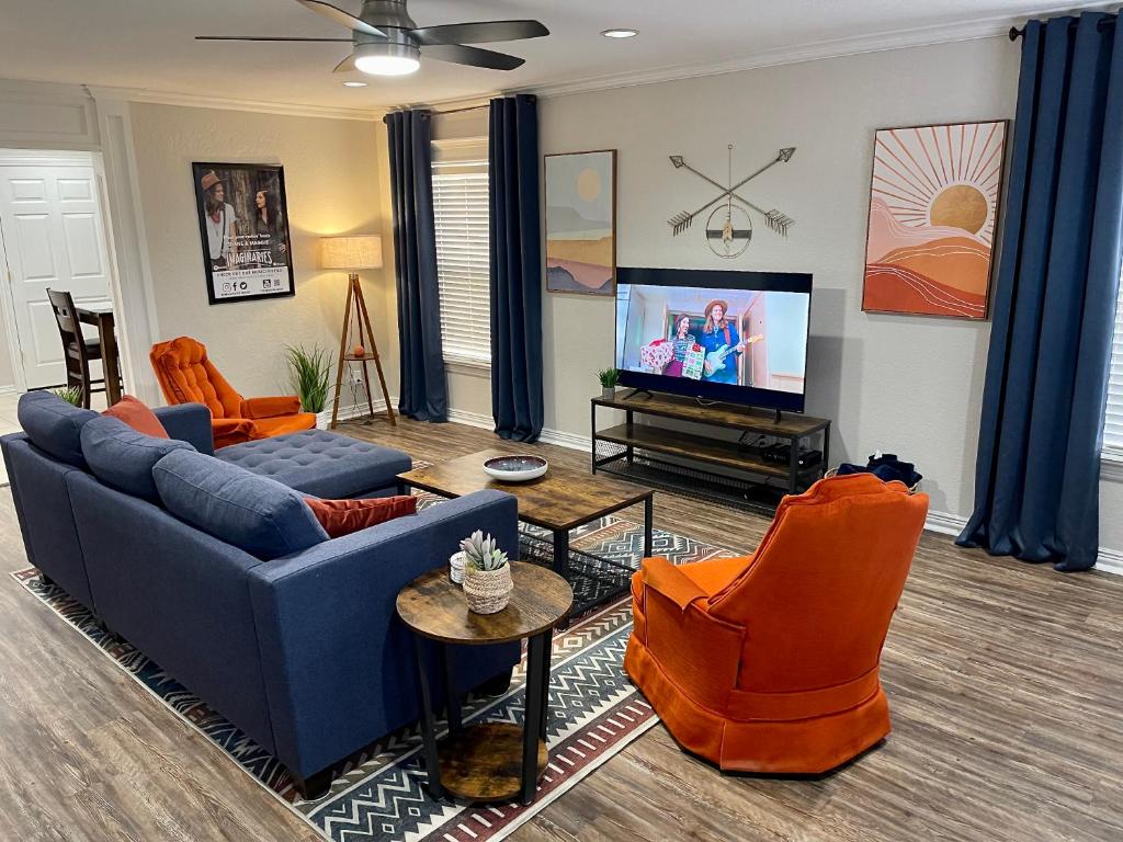 The Drover House by USAO, W&D, Fenced Yard, King Bed, ROKU TV, High Speed WIFI & Covered Parking
