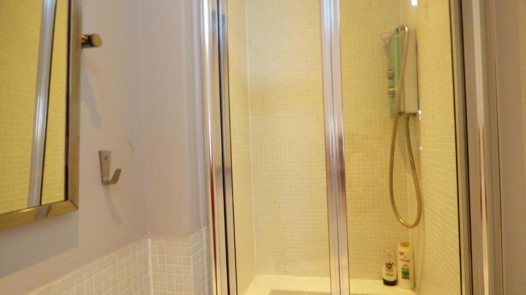 Trendy 2 Bedroom apartment in vibrant Shoreditch, central London zone 1 free WiFi - sleeps 4+2 photo