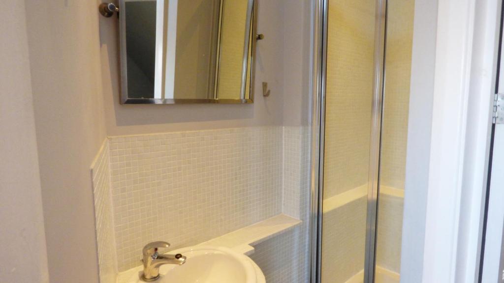 Trendy 2 Bedroom apartment in vibrant Shoreditch, central London zone 1 free WiFi - sleeps 4+2 photo