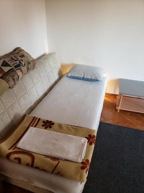 Cozy room in appartment, with shared bathroom,downtown Belgrade photo