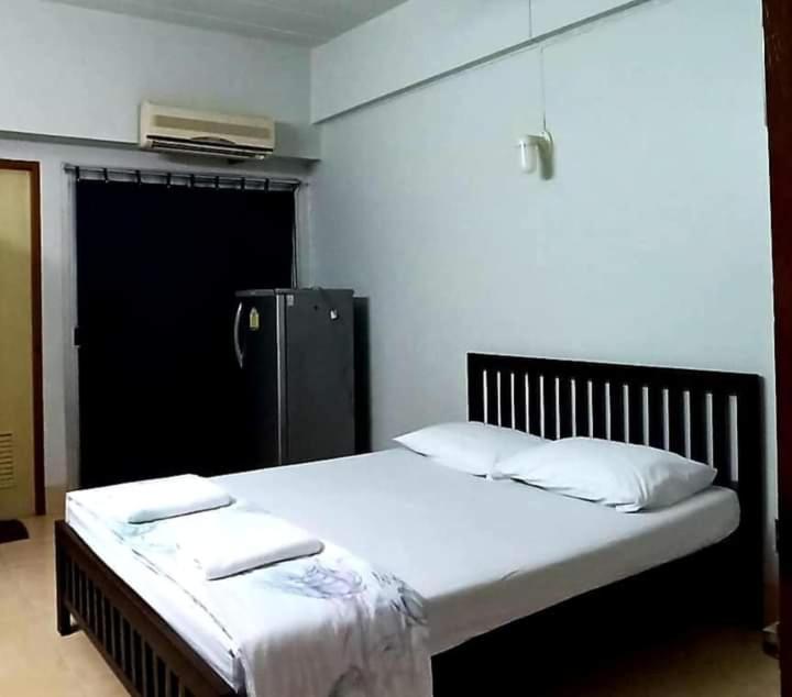 Jirapong apartment photo