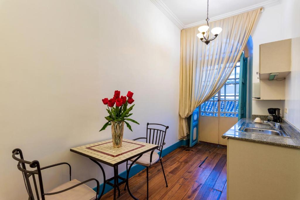 Kitchen, Del Parque Hotel & Suites in Cuenca