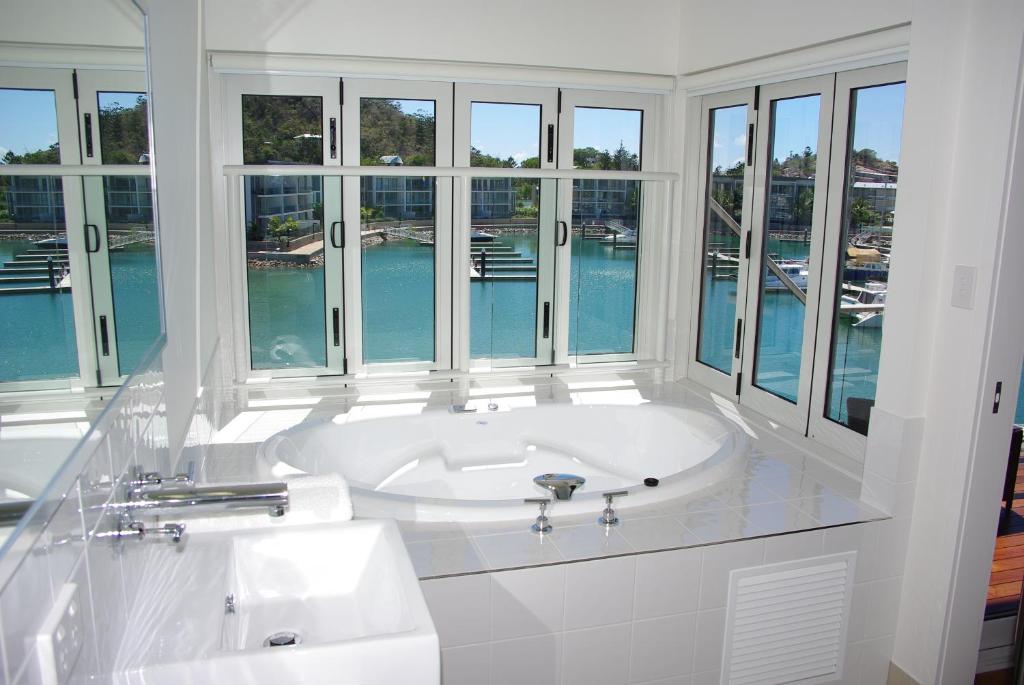Beachside Magnetic Harbour Apartments photo