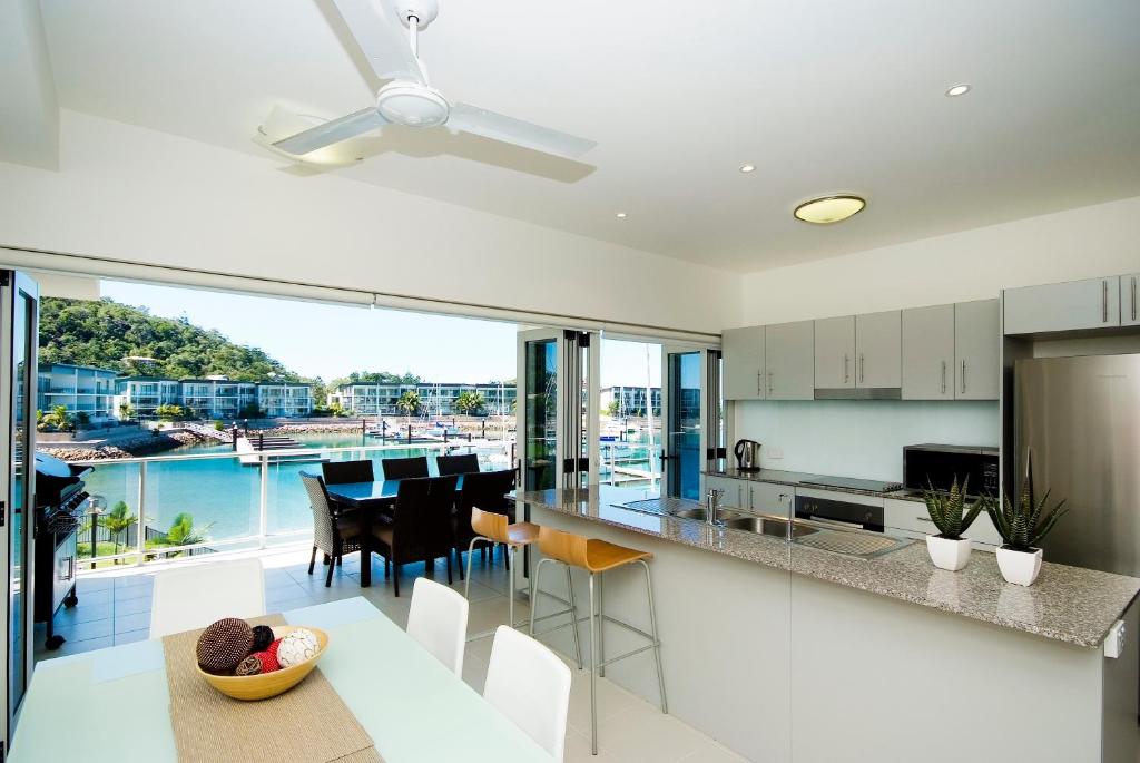 Beachside Magnetic Harbour Apartments photo