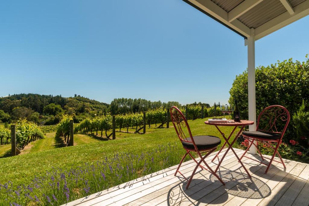 Garden, Kina Beach Cottages in Nelson