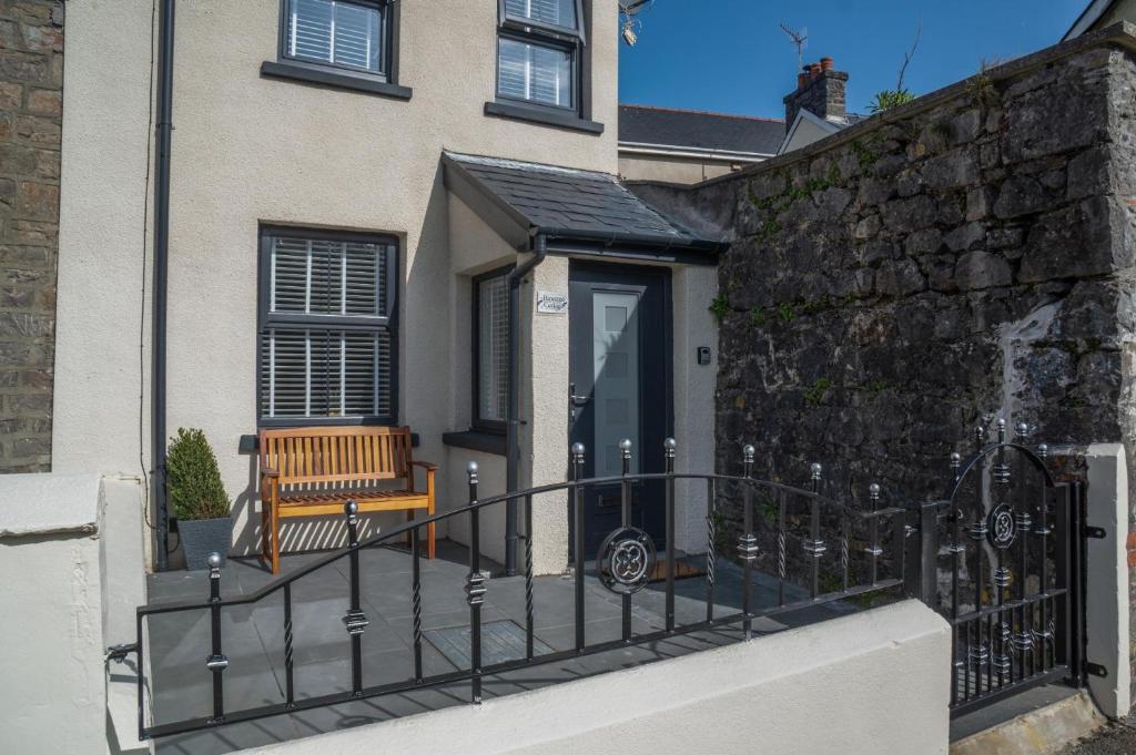 Hawtree Cottage - 2 Bedroom Cottage - Tenby, Tenby