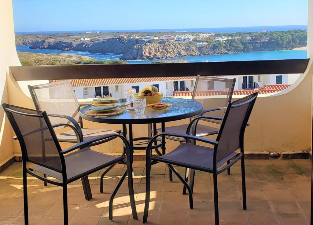 Stunning sea views apartment, pool, 5 min walk to beach, Winner of 2025 Travellers Choice award, Arenal d'en Castell