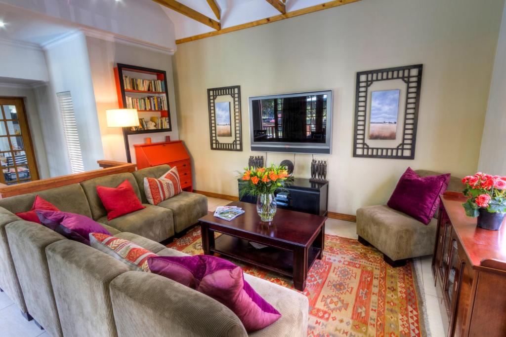 Shared lounge/TV area, Rivonia Premier Lodge in Johannesburg