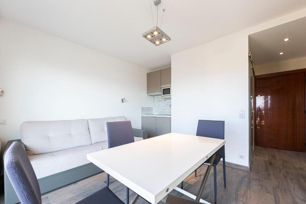 Studio with a panoramic view at the top floor of a residence with a pool - 3