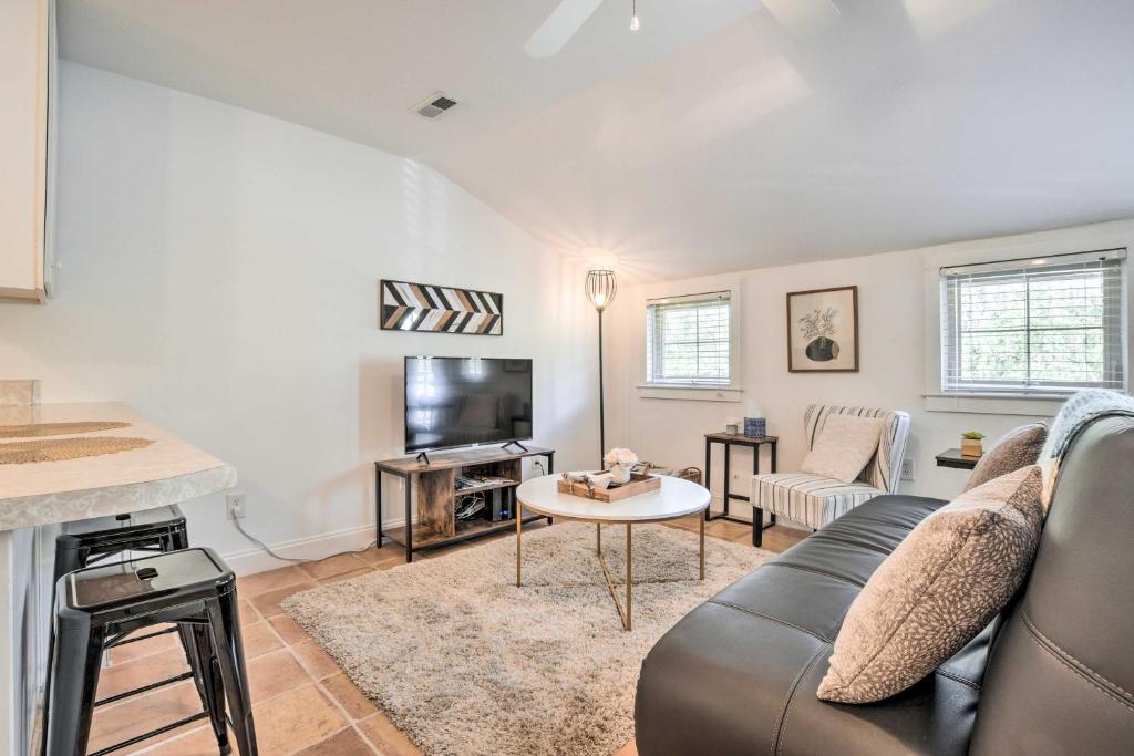 Modern Chapel Hill Condo Convenient to Hot Spots!