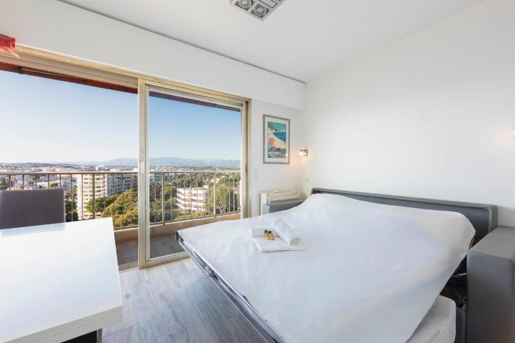 Studio with a panoramic view at the top floor of a residence with a pool - 4