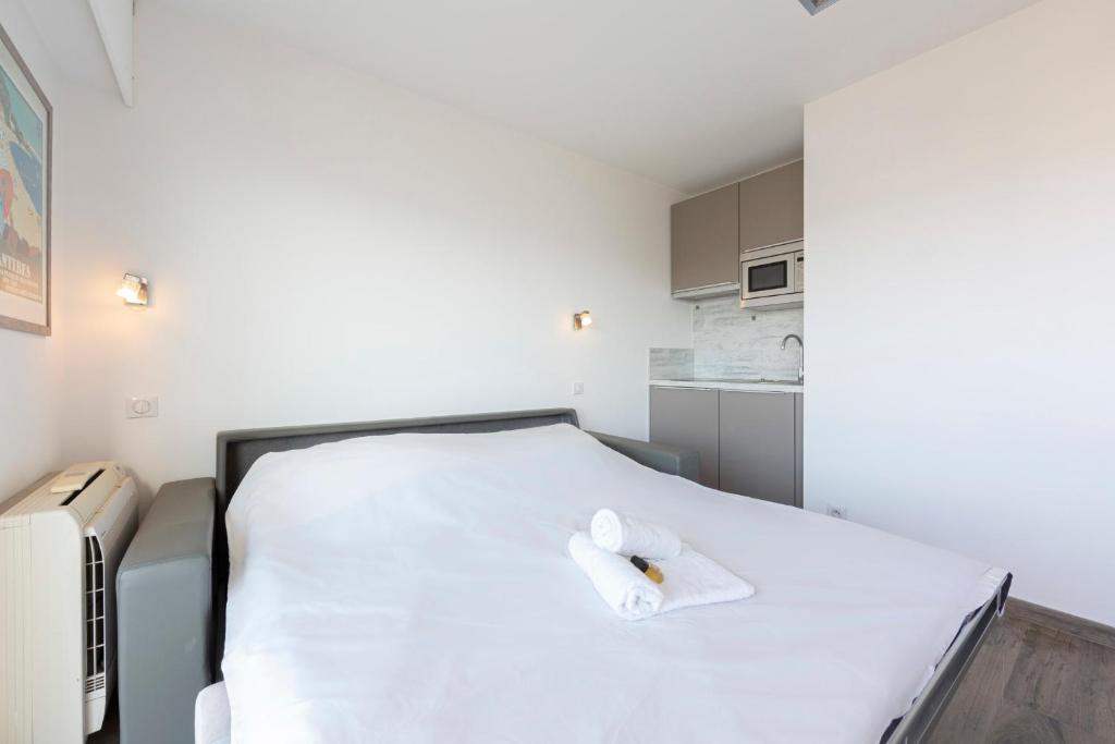 Studio with a panoramic view at the top floor of a residence with a pool - 5