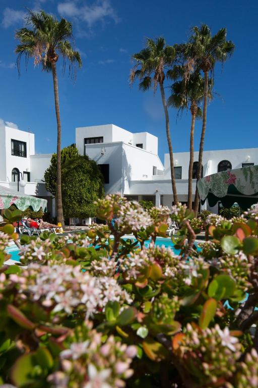 Nazaret Sol — Hotel building in Costa Teguise, Canary Islands