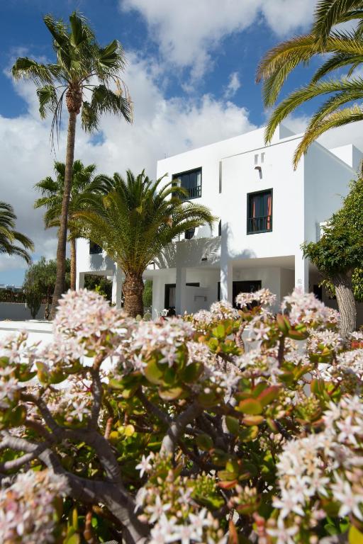 Nazaret Sol — Hotel building in Costa Teguise, Canary Islands