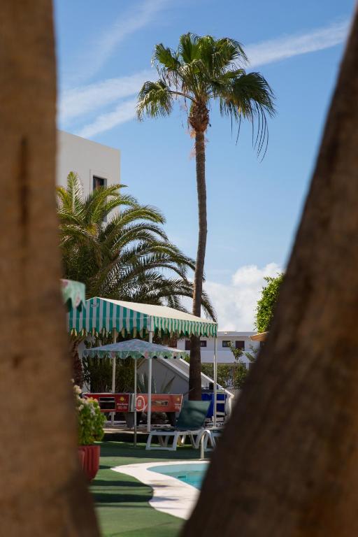 Nazaret Sol — Hotel building in Costa Teguise, Canary Islands