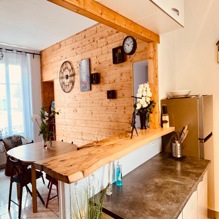 Grand Appart 9 pers Centre Blois Parking prive 1voiture 10 Velos 5min chateau by Sweet Home Company — Hotel in Blois
