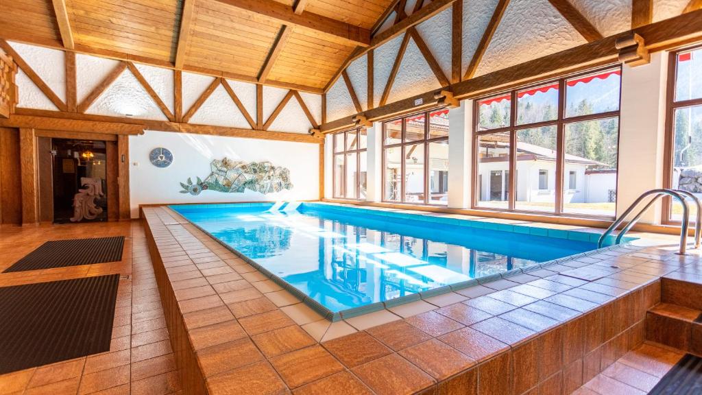 Aktivhotel & Gasthof Schmelz Ihr familienfreundliches Urlaubs Hotel mit Wellness, Almsauna, Chiemgau Karte - 2
