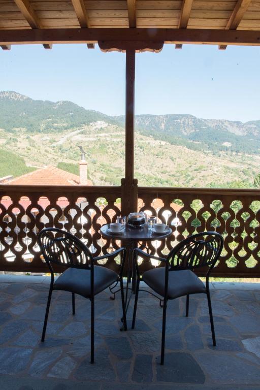 La Petri Studios with Fireplace & View photo