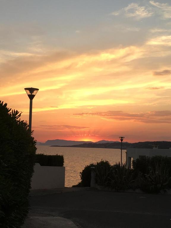 T2 de 33 m2 plus terrasse de 20m2 vue sur mer climatisé à 10 secondes chrono à pied de la plage , mer et sentier du littoral Résidence marina cap négre Six-Fours-les-Plages - 2