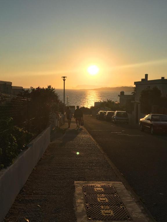 T2 de 33 m2 plus terrasse de 20m2 vue sur mer climatisé à 10 secondes chrono à pied de la plage , mer et sentier du littoral Résidence marina cap négre Six-Fours-les-Plages - 3