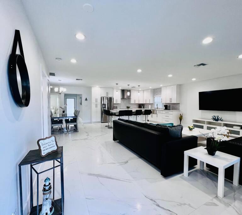 Entire House - 5 Minutes to the Beach and FLL Airport