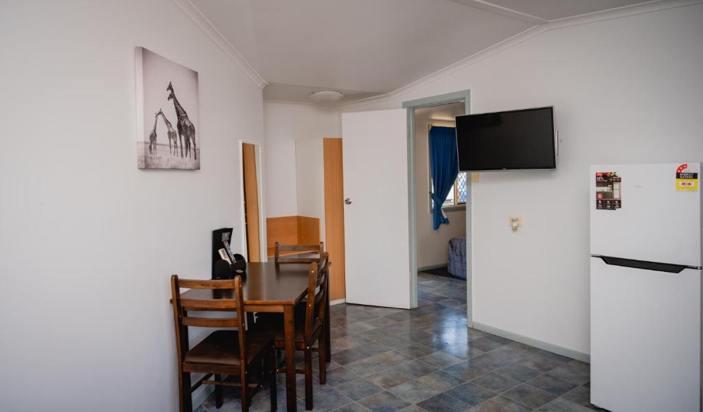 Pete's Place Roma의 아늑한 야외 수영장 전경