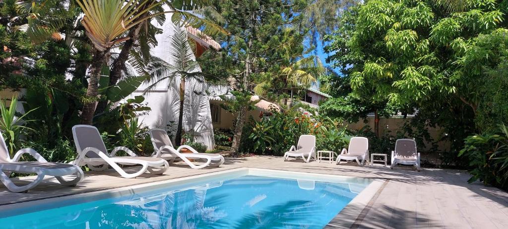 Lush Garden Villa with private pool, Trou aux Biches