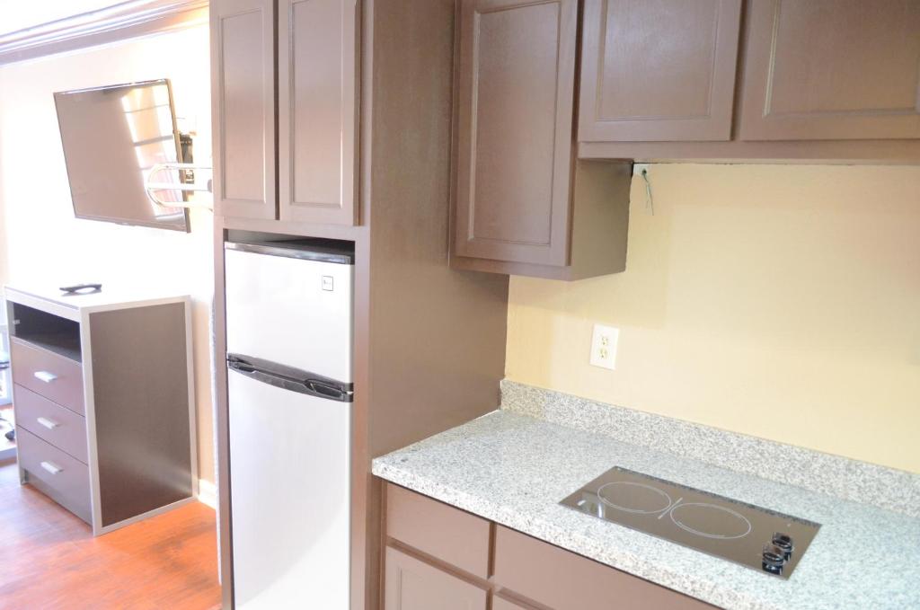 Kitchen, Regency Inn Humble IAH - Intercontinental in Houston (TX)