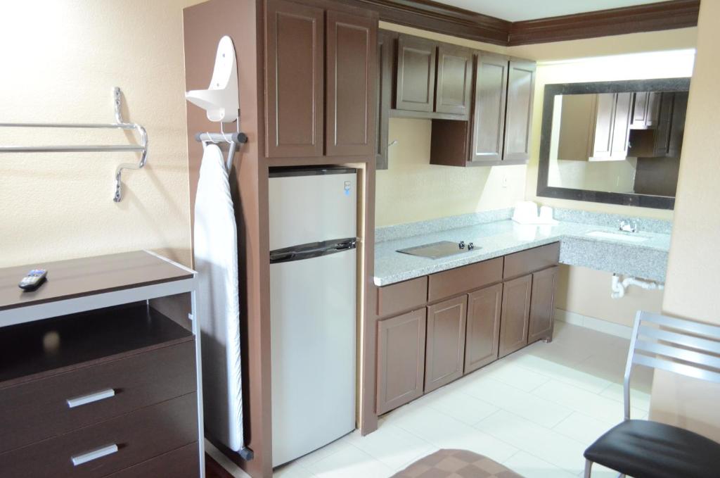Kitchen, Regency Inn Humble IAH - Intercontinental in Houston (TX)