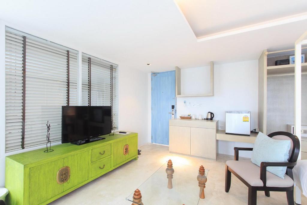 Shared lounge/TV area