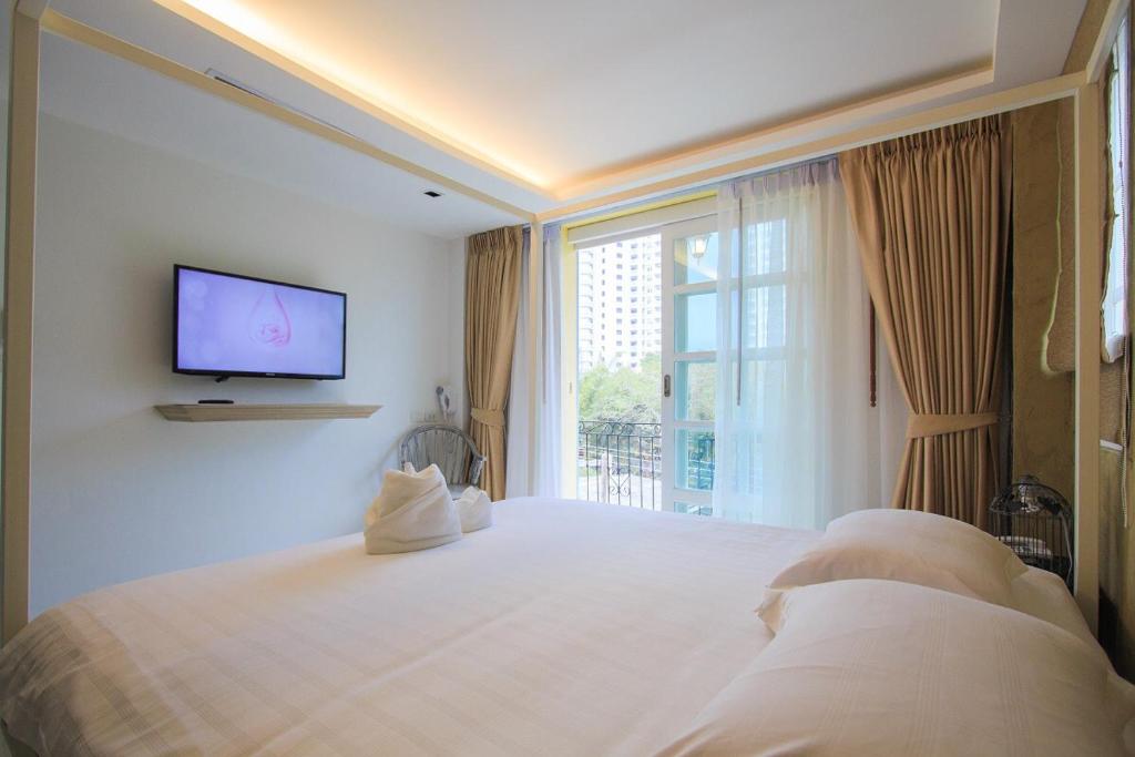 Shared lounge/TV area