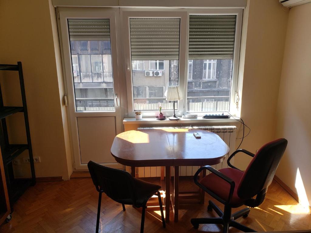 Private cozy room 2 with shared kitchen in appartment — Hotel in Belgrade