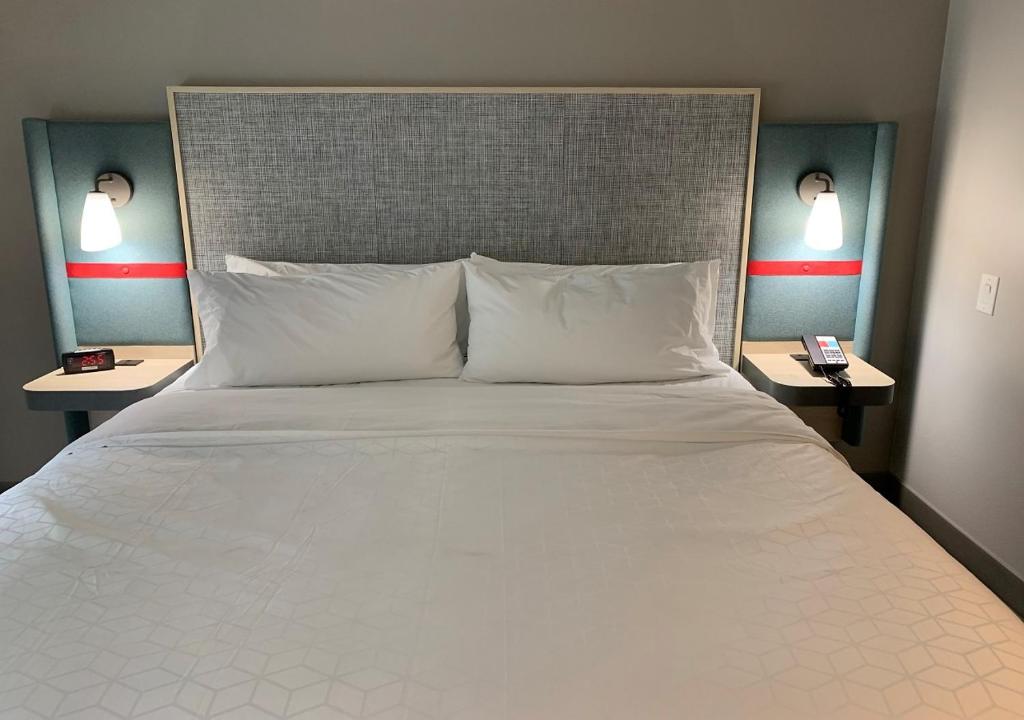 avid hotels - Salem, an IHG Hotel photo