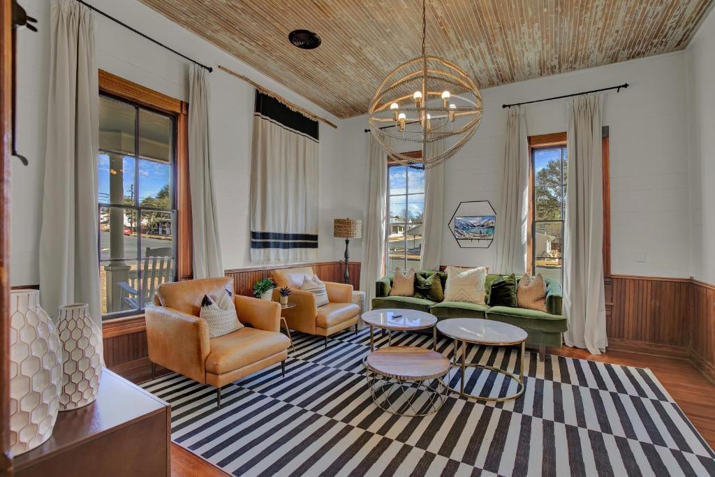 Gorgeous Home 1 Blk from Main with Hot Tub & Fire Pit!