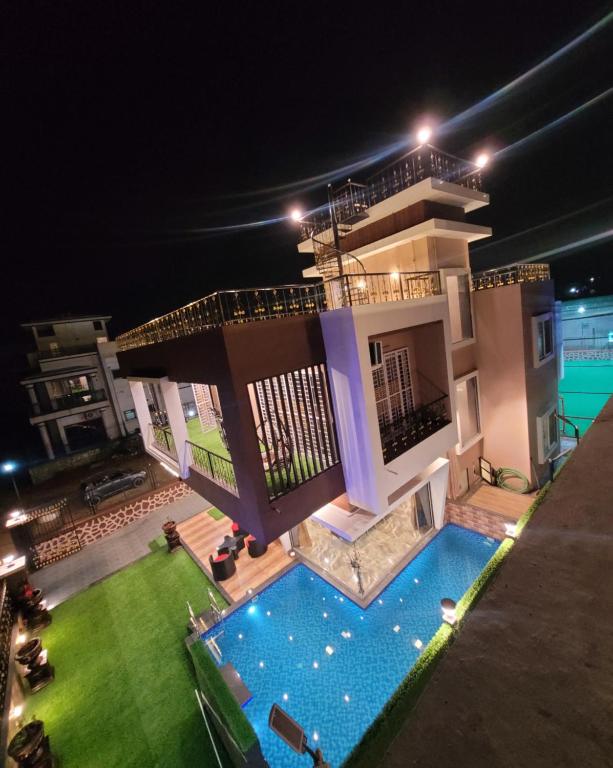 MOUNT RESORTS LONAVALA 5 BHK LUXURIOUS VILLA WITH PRIVATE POOL AND FULL SIZE CRICKET FOOTBALL TURF — Hotel in Lonavala