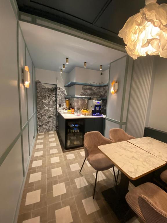 Shared lounge/TV area, Amadeus Hotel in Paris