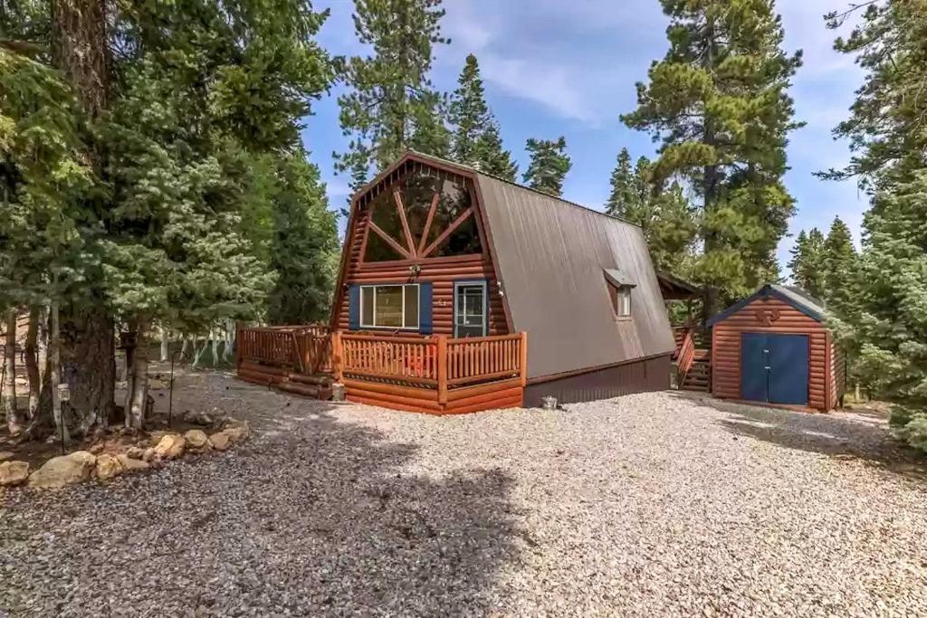 Unique Forest Cabin with Deck Ski, Hike, Fish!, Duck Creek Village