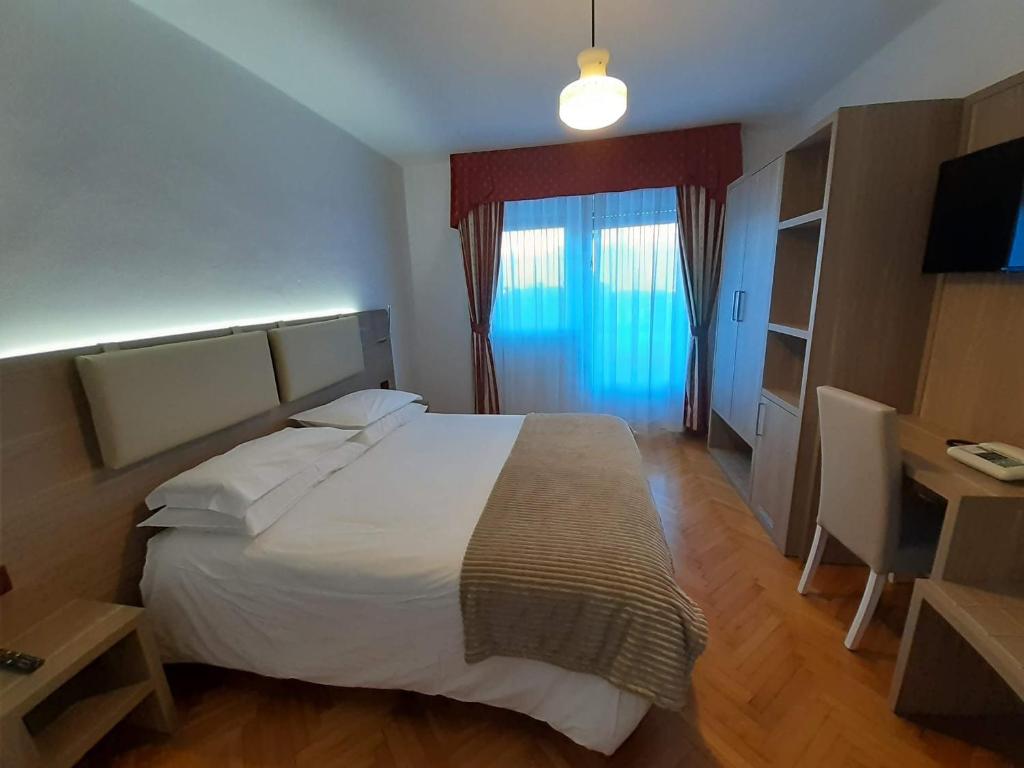 Hotel Dolomiti photo