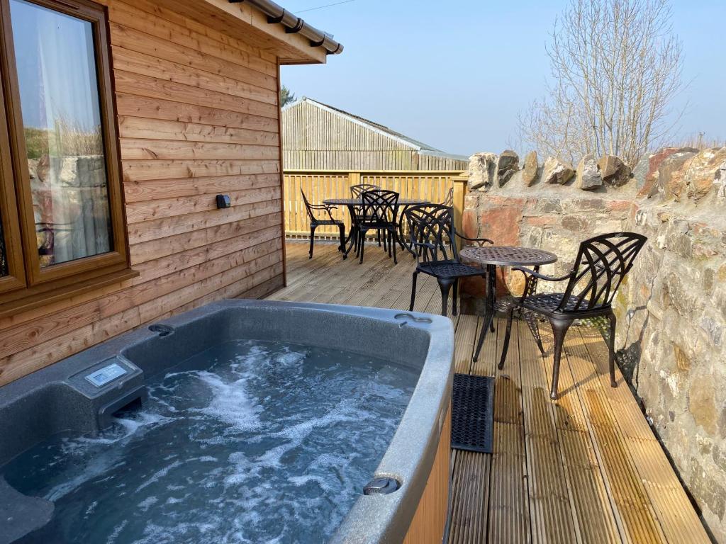 Partridge Lodge with Hot Tub, Forgandenny