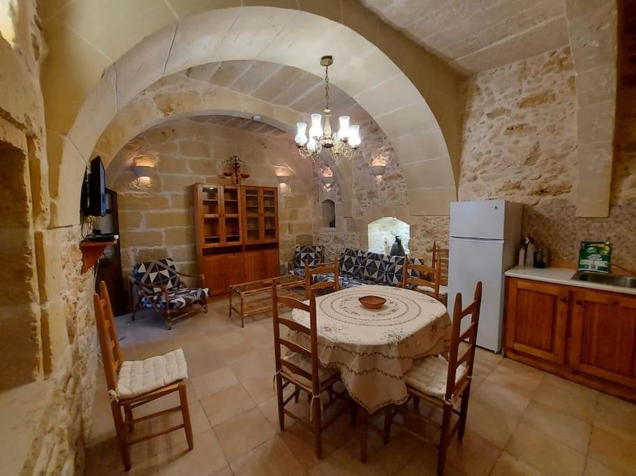 Charming house of character with pool and jacuzzi, Qala