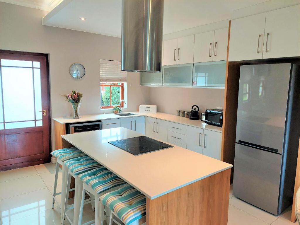 Whalerock Sea-esta! Walk to the beach plus partial load-shedding backup, Plettenberg Bay